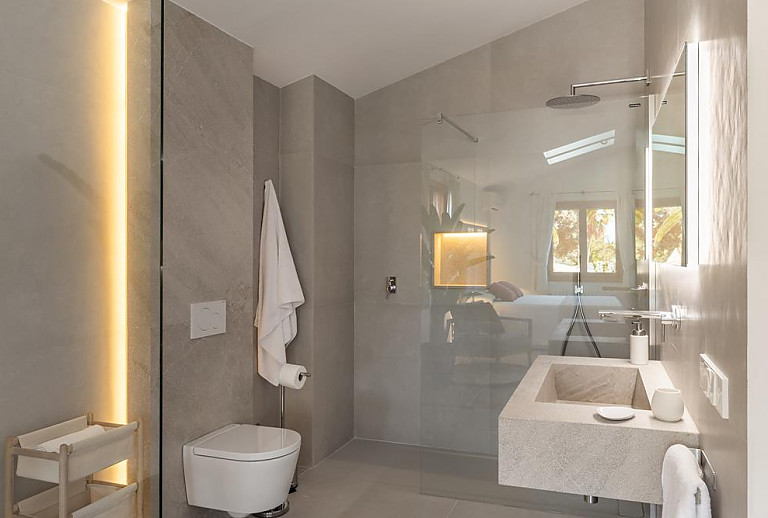 Badezimmer mit Dusche und WC