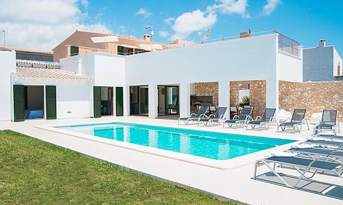 Poolbereich mit Sonnenliegen im Außenbereich