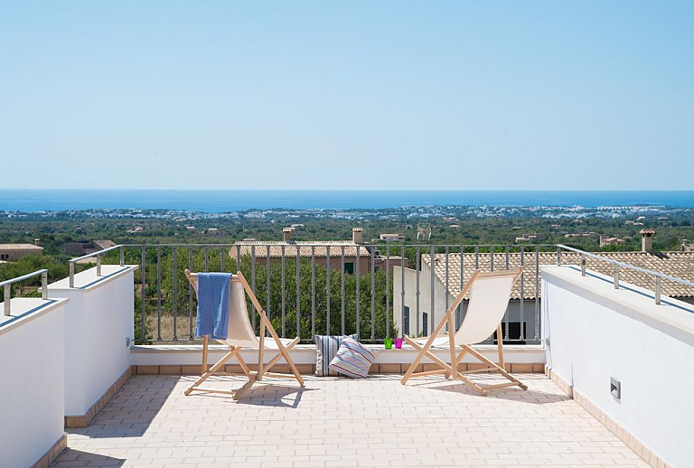 Meerblick vom Balkon mit Liegestühlen