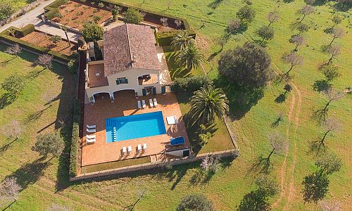 Grundstück mit Finca und Poolbereich