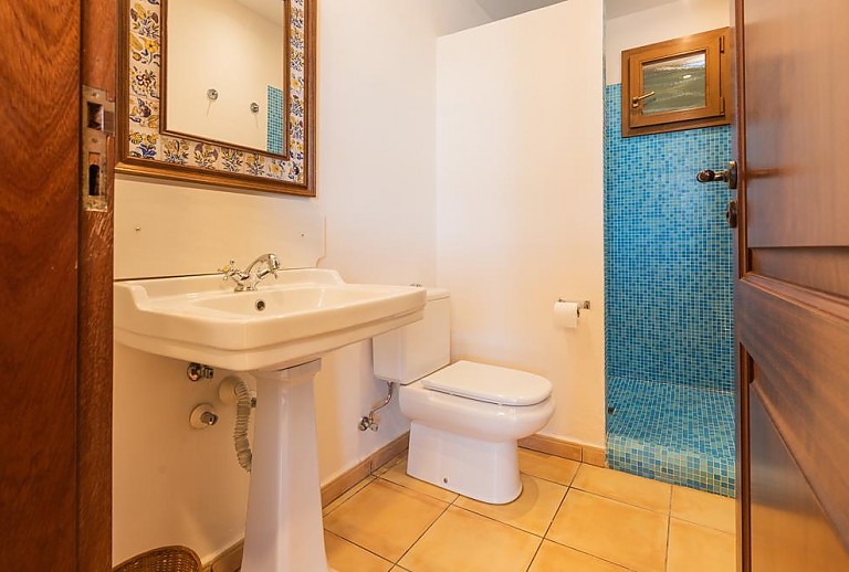 Bad mit Dusche und WC