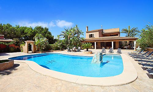 Pool mit Sonnenliegen vor dem Ferienhaus
