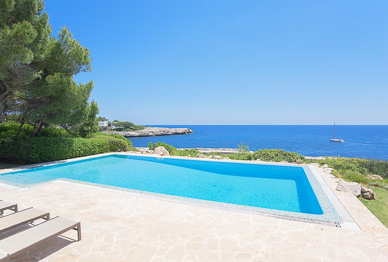 Pool am Ferienhaus mit Meerblick