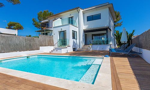Pool mit Sonnenliegen vor dem Ferienhaus