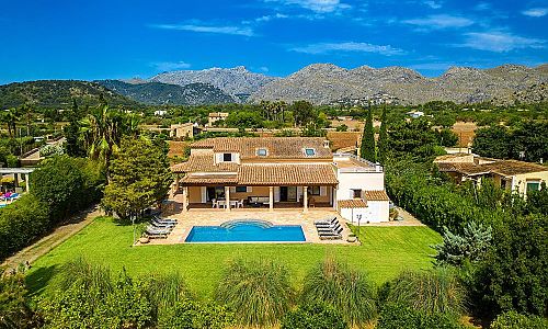 Finca mit Pool und Rasenflache