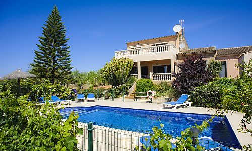 Poolbereich vor der Finca mit Pflanzen