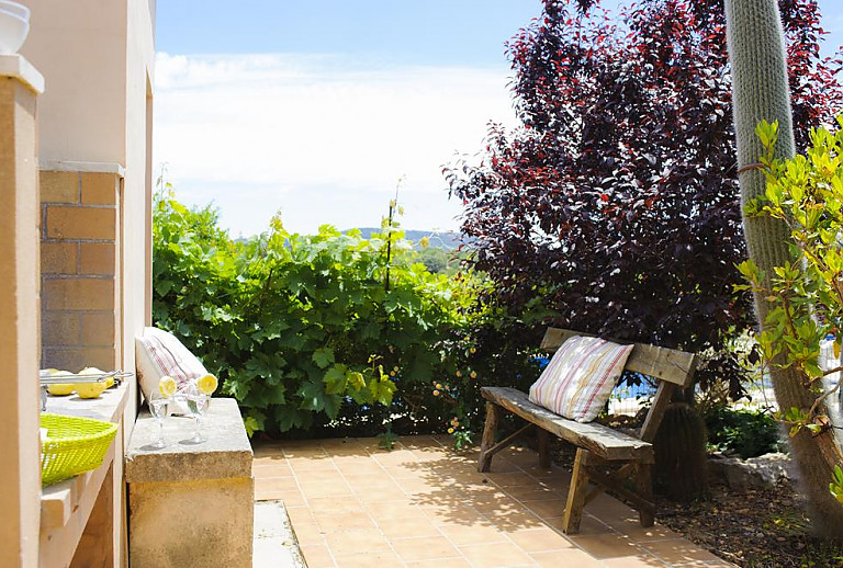 Terrasse mit Hecke und Bank