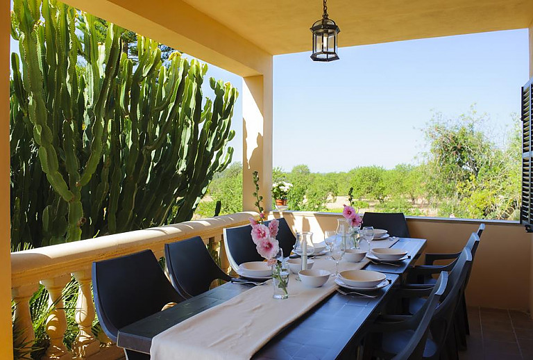 Terrasse mit Esstisch und Stühlen