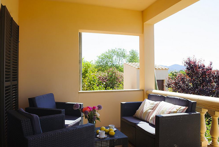 Terrasse mit Sitzmöbeln und Weitblick