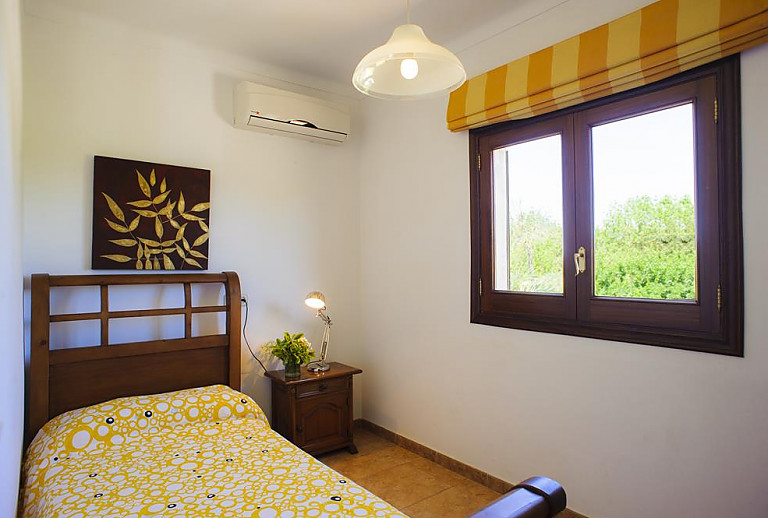 Schlafzimmer mit Einzelbett und Klimaanlage