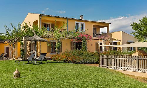 Finca mit Rasen und Sonnenliegen