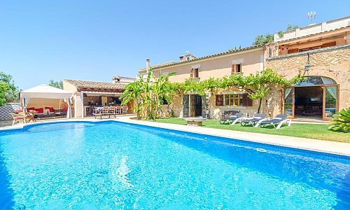 Pool mit Sonnenliegen vor der Finca