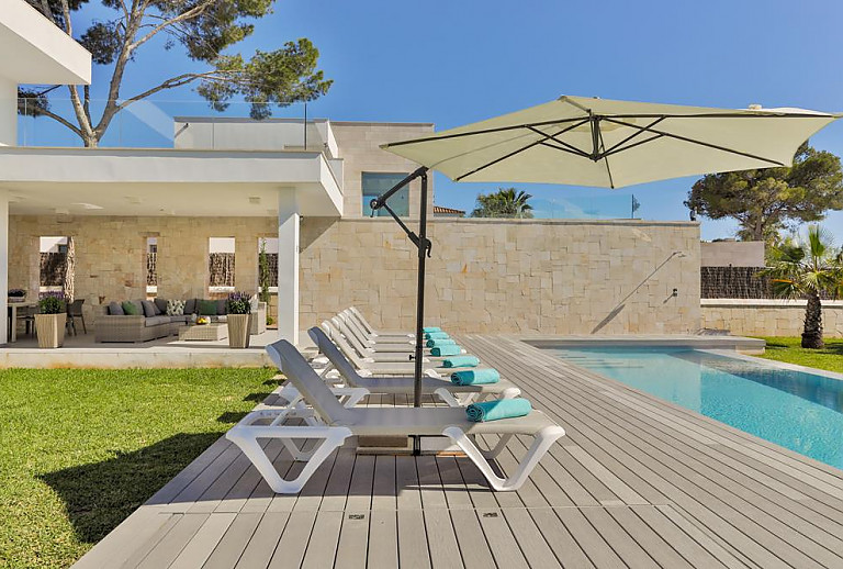 Poolliegen auf der Sonnenterrasse vor dem Ferienhaus