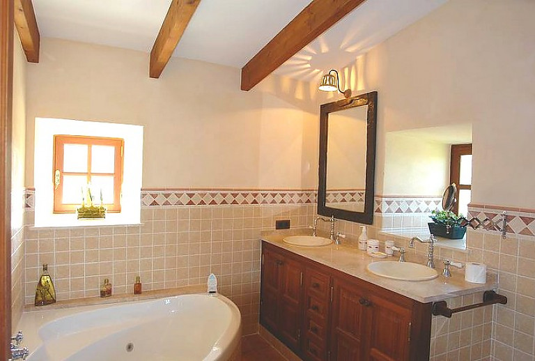 Bad mit Wanne und Waschbecken