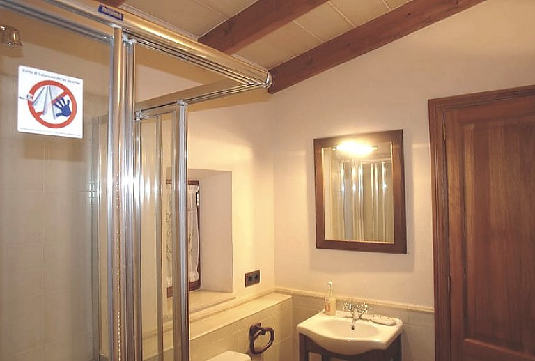 Badezimmer mit Dusche und Fenster