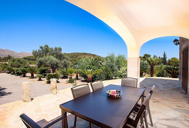 Terrasse mit Blick in den Garten und Essbereich