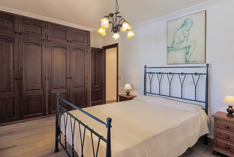 Schlafzimmer mit Doppelbett und Wandschrank