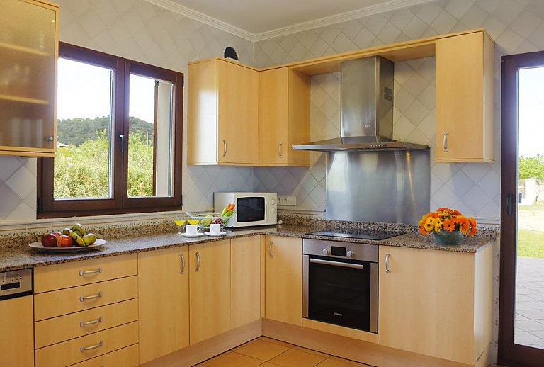Küche mit Elektrogeräten und Fenster