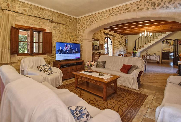 Wohnzimmer mit Sofas und Fernseher