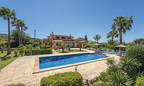 Pool mit Sonnenliegen vor dem Ferienhaus