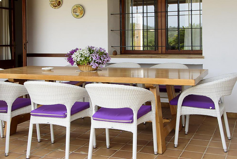 Terrasse mit Tisch und Stühlen