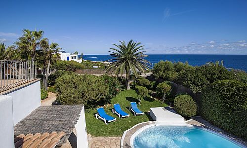 Ferienhaus mit Pool und Meerblick