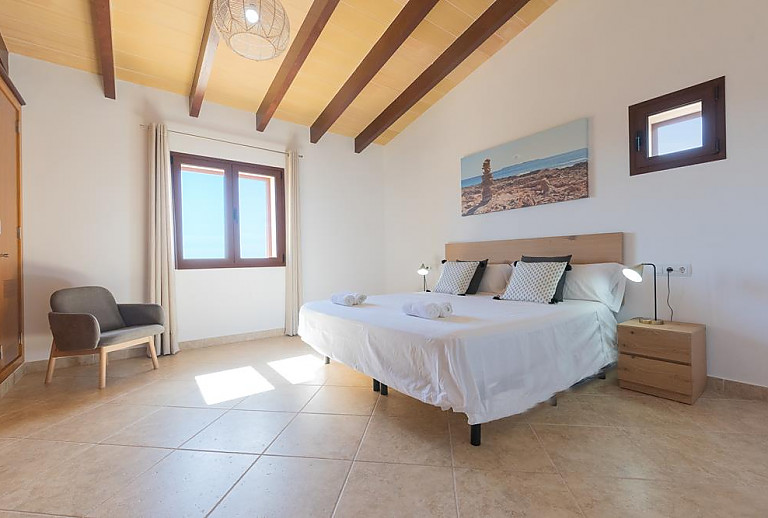 Schlafzimmer mit Einzelbetten und Wandbild