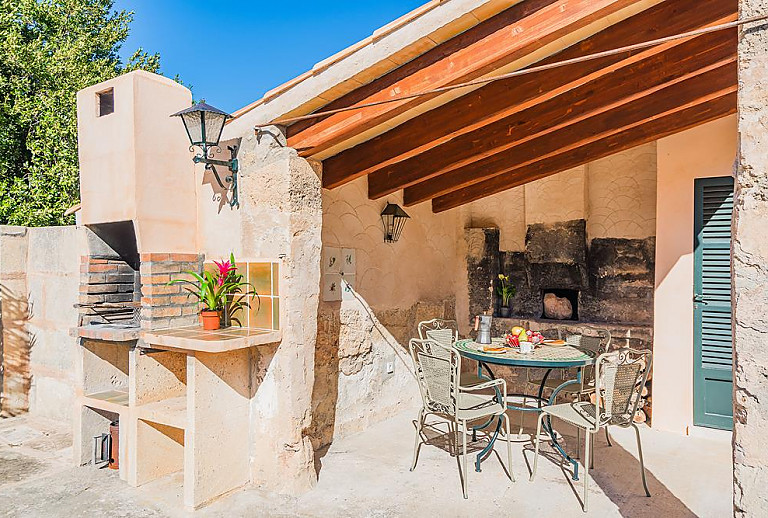 Terrasse mit Vordach und Sitzmöbeln