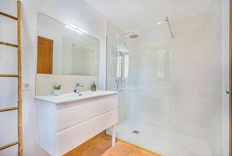 Badezimmer mit Dusche und Spiegel