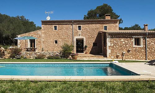 Finca mit Pool und Sonnenliegen