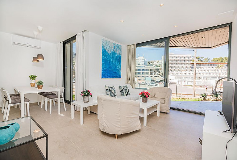 Wohnzimmer mit Couch und Blick auf den Strand