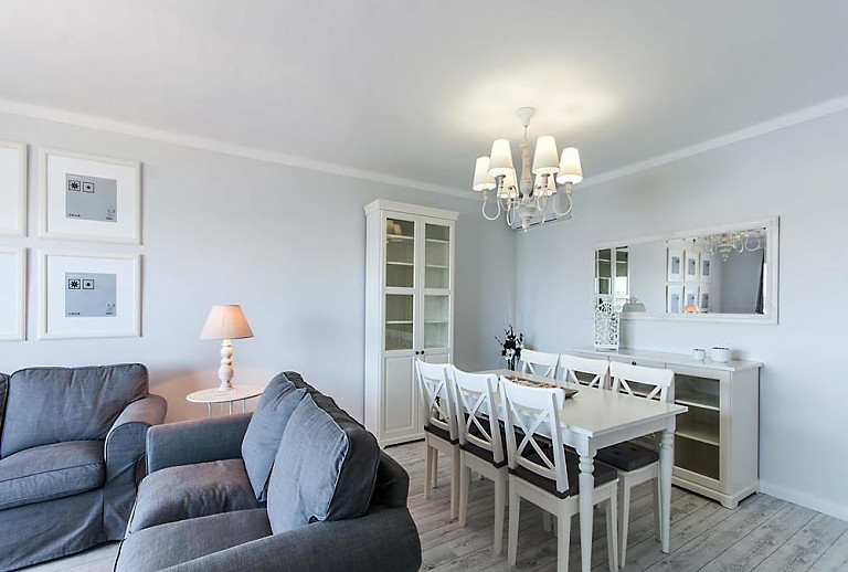 Couch und Esstisch im Wohnzimmer