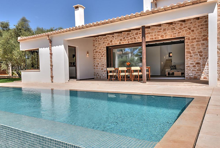 Pool vor dem Ferienhaus