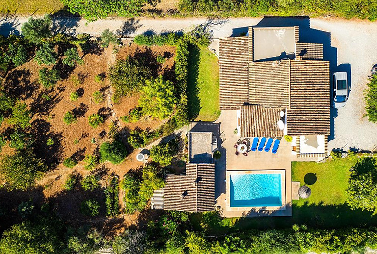 Pool im Außenbereich vor der Finca