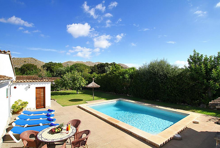 Garten mit Rasen und Pool