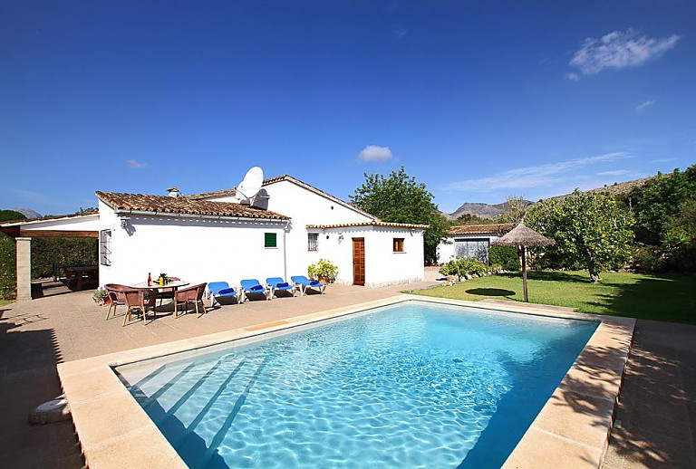 Pool mit Sonnenliegen vor dem Ferienhaus
