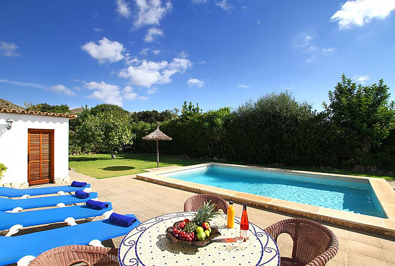 Poolliegen am Pool mit Esstisch