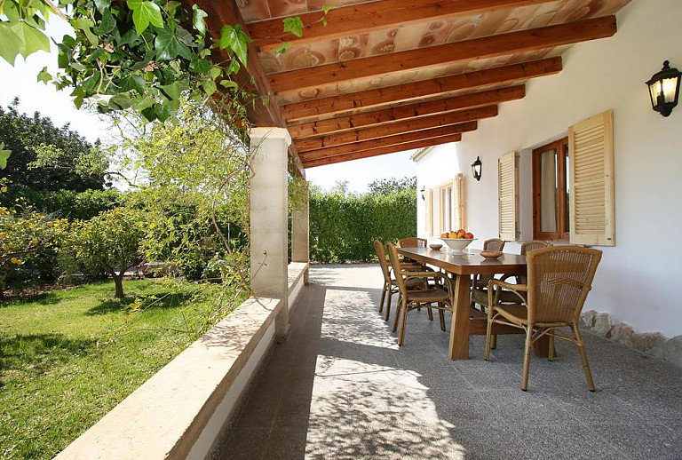 Terrasse mit Vordach und Esstisch