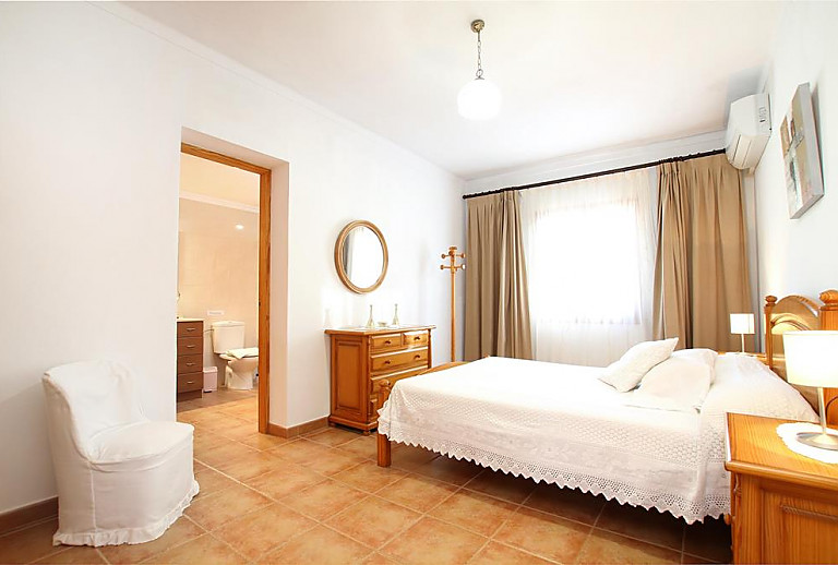 Schlafzimmer mit Bett und Kommode