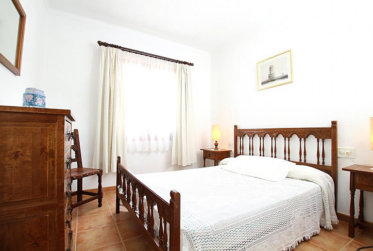 Schlafzimmer mit Doppelbett und Fenster