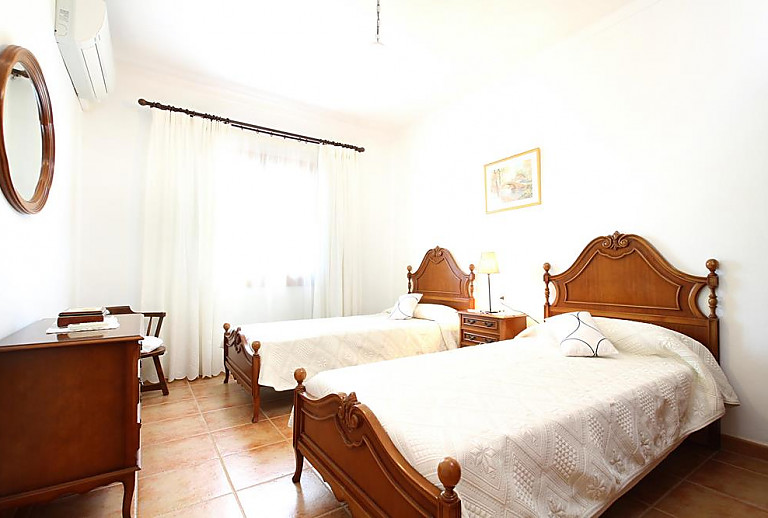 Schlafzimmer mit Einzelbetten und Fenster