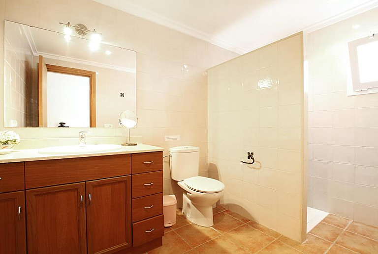 Bad mit Dusche und WC
