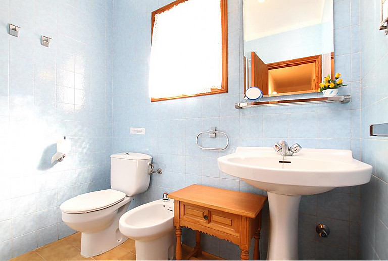 Badezimmer mit Waschbecken und Fenster