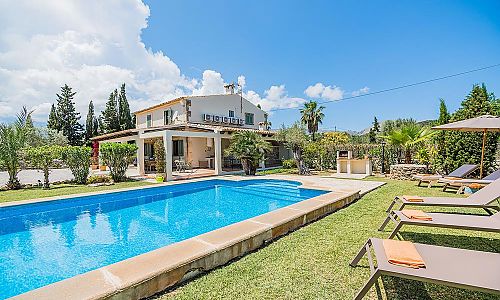 Pool mit Sonnenliegen vor der Finca