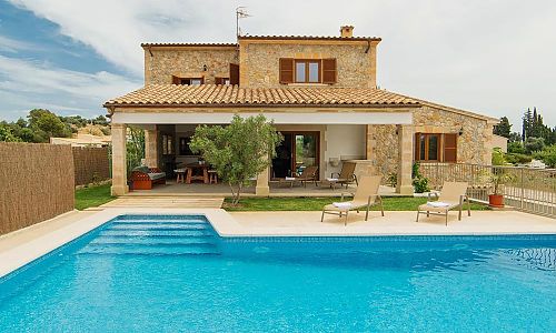 Finca mit Poolliegen am Pool