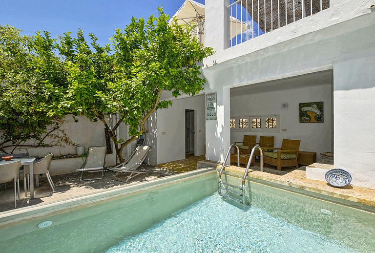 Terrasse und Pool im Innenhof
