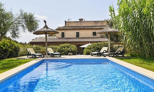 Sonnenliegen am Pool vor der Finca