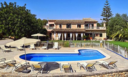 Finca mit Poolterrasse und Sonnenliegen