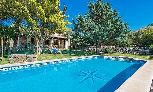 Poolbereich mit Rasen vor der Finca