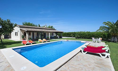 Sonnenliegen am Pool vor der Finca